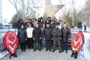 В преддверии Дня Героев Отечества астраханские патриоты провели митинг и возложили цветы к памятнику Героям Советского Союза